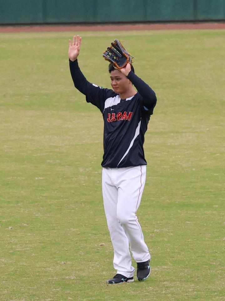 　背面キャッチに成功し喜ぶ森下（撮影・佐々木彰尚）