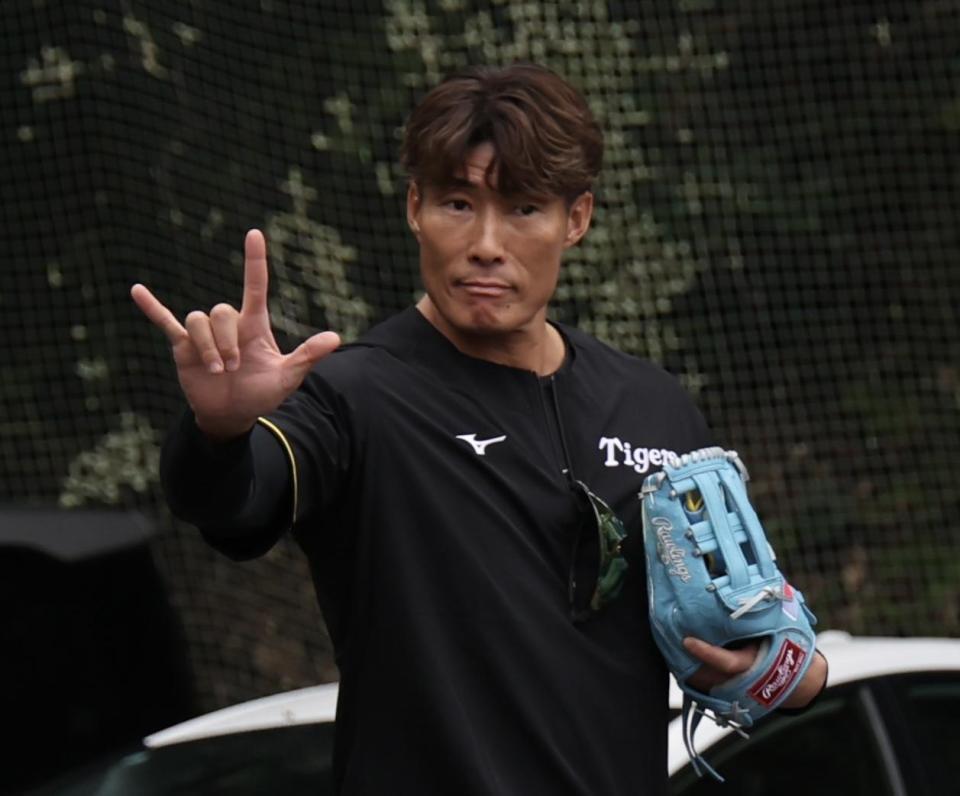 　球場入りする糸井ＳＡ（撮影・田中太一）