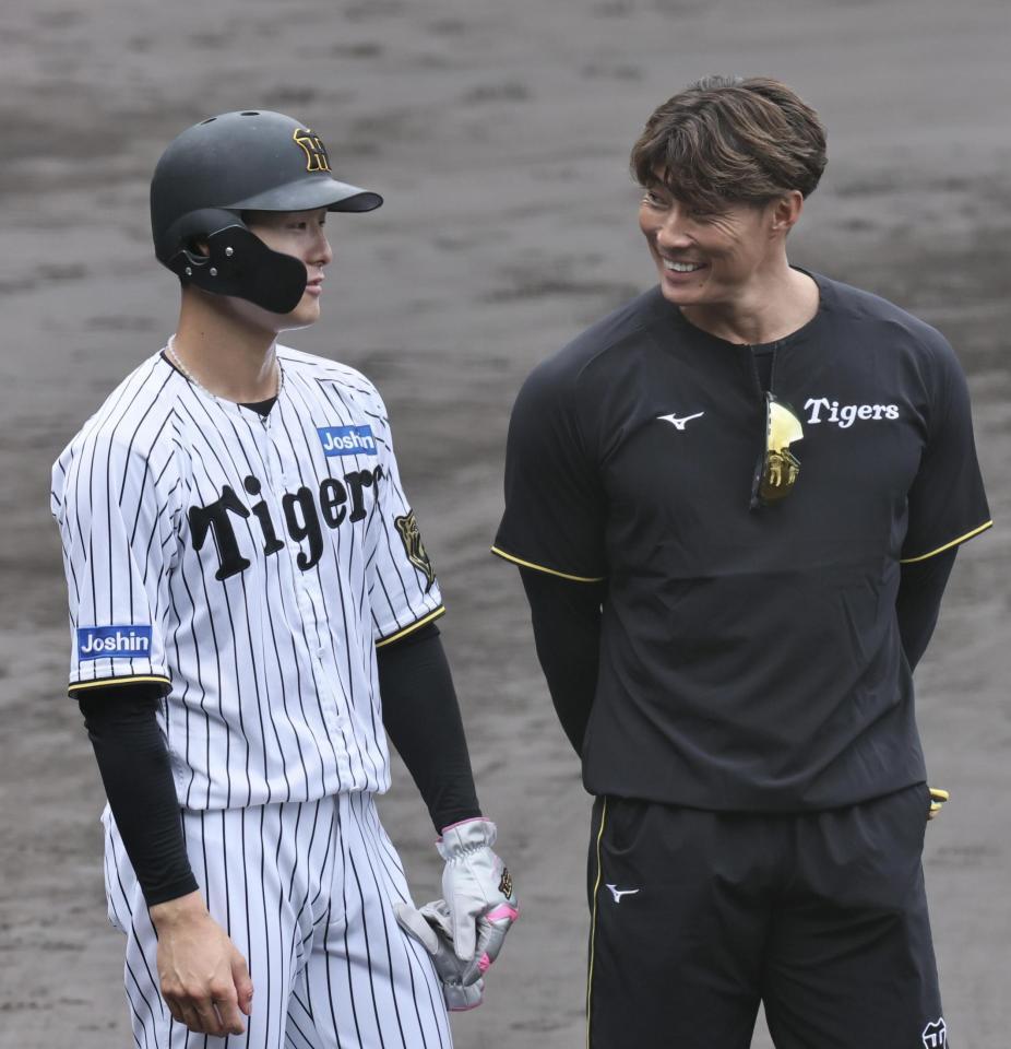 　小幡（左）と話をする糸井ＳＡ（撮影・田中太一）