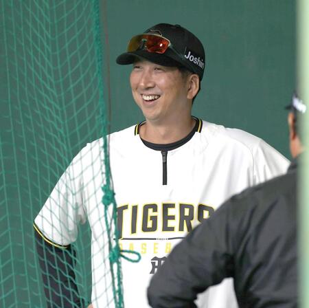 　ブルペンで笑顔を見せる藤川監督（撮影・北村雅宏）
