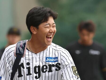 　笑顔を見せながら練習に向かう門別（撮影・北村雅宏）