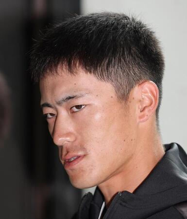 　契約更改交渉を終えて取材に応じる福島（撮影・北村雅宏）