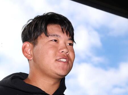 　契約更改交渉を終えて取材に応じる嶋村（撮影・北村雅宏）