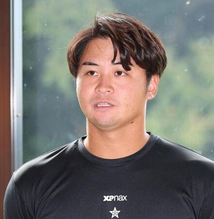 　契約更改交渉を終えて取材に応じる松原（撮影・北村雅宏）