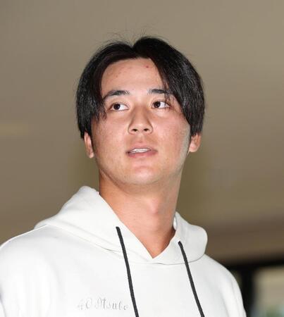 　契約更改交渉を終えて取材に応じる井坪（撮影・北村雅宏）