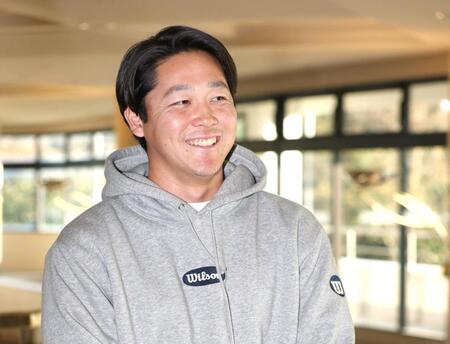 　契約更改交渉を終えて取材に応じる木下（撮影・北村雅宏）