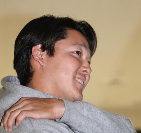 　契約更改交渉を終えて取材に応じる木下（撮影・北村雅宏）