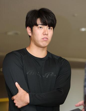 　契約更改交渉を終えて取材に応じる石黒（撮影・北村雅宏）