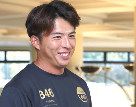 　契約更改交渉を終えて取材に応じる椎葉（撮影・北村雅宏）