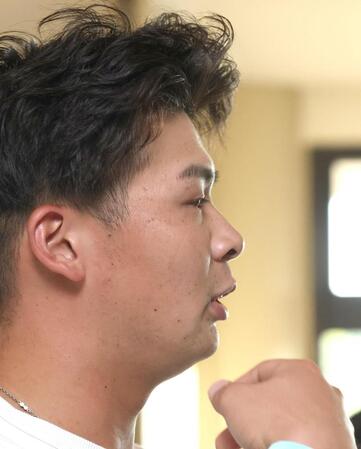 　契約更改交渉を終えて取材に応じる井上（撮影・北村雅宏）