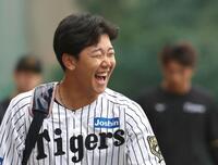 　笑顔を見せながら練習に向かう門別（撮影・北村雅宏）