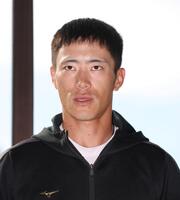 　契約更改交渉を終えて取材に応じる福島（撮影・北村雅宏）