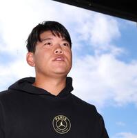 　契約更改交渉を終えて取材に応じる嶋村（撮影・北村雅宏）