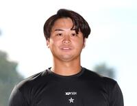 　契約更改交渉を終えて取材に応じる松原（撮影・北村雅宏）