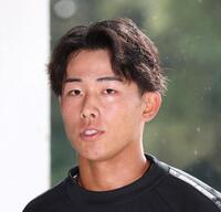 　契約更改交渉を終えて取材に応じる戸井（撮影・北村雅宏）