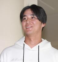 　契約更改交渉を終えて取材に応じる井坪（撮影・北村雅宏）