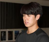 　契約更改交渉を終えて取材に応じる石黒（撮影・北村雅宏）