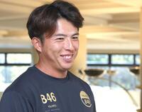 　契約更改交渉を終えて取材に応じる椎葉（撮影・北村雅宏）