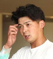 　契約更改交渉を終えて取材に応じる井上（撮影・北村雅宏）