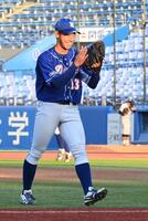 　５回、川端一正を左飛に仕留め笑顔でグラブを叩く東農大北海道オホーツク・神宮僚介（撮影・持木克友）