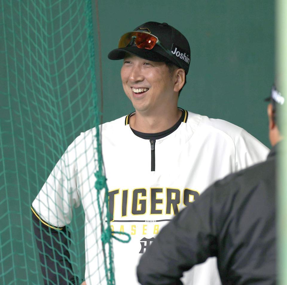 　ブルペンで笑顔を見せる藤川監督（撮影・北村雅宏）