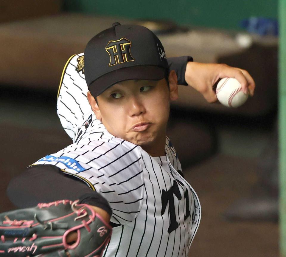 　ブルペンで投球練習する門別（撮影・北村雅宏）