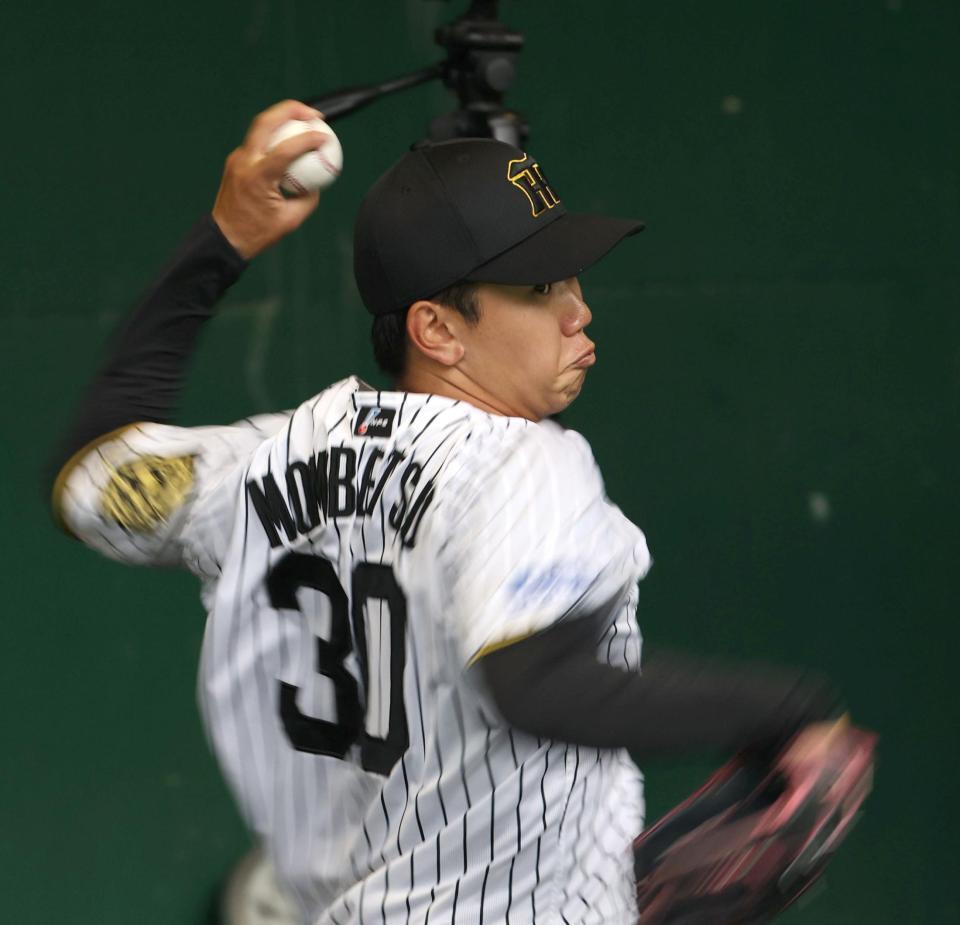 　ブルペンで投球練習する門別（撮影・北村雅宏）