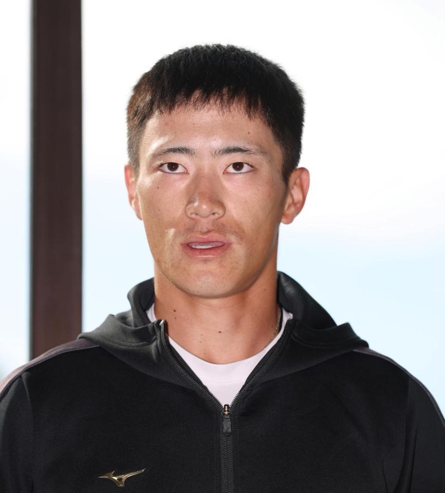 　契約更改交渉を終えて取材に応じる福島（撮影・北村雅宏）