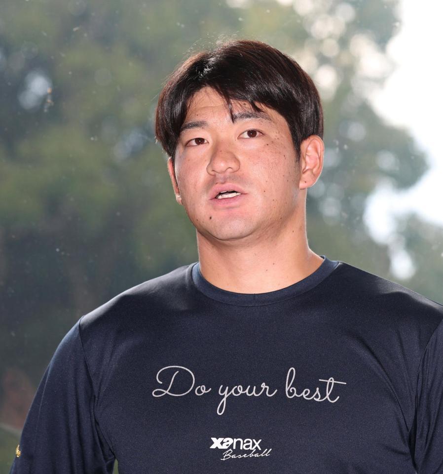 　契約更改交渉を終えて取材に応じる伊藤稜（撮影・北村雅宏）