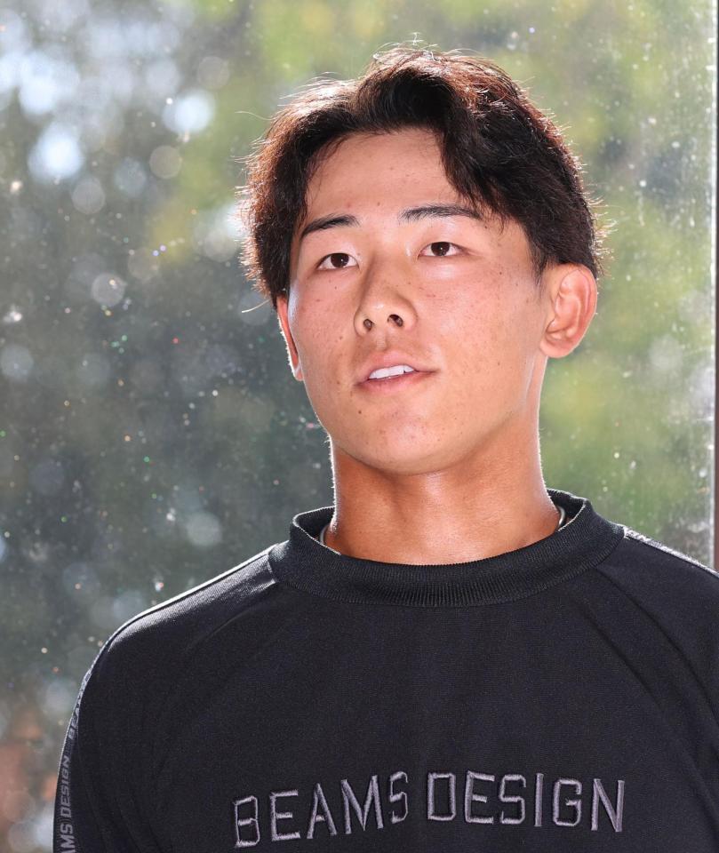 契約更改交渉を終えて取材に応じる阪神・戸井零士＝高知県内のチーム宿舎（撮影・北村雅宏）