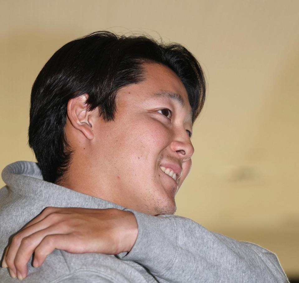 　契約更改交渉を終えて取材に応じる木下（撮影・北村雅宏）