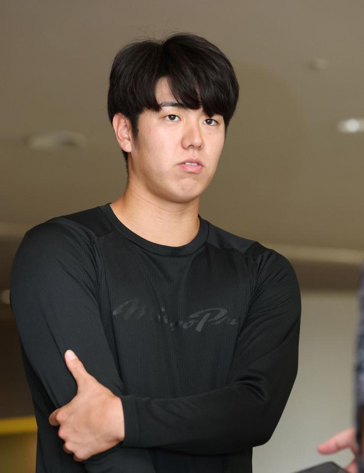 　契約更改交渉を終えて取材に応じる石黒（撮影・北村雅宏）