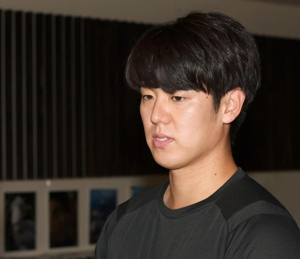 　契約更改交渉を終えて取材に応じる石黒（撮影・北村雅宏）