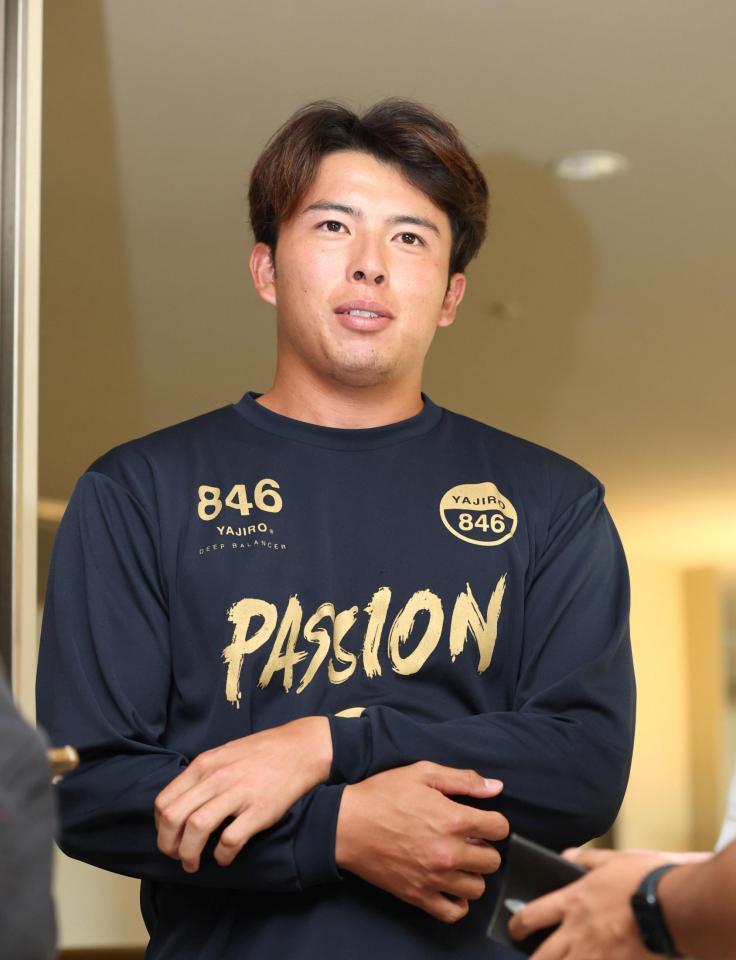 　契約更改交渉を終えて取材に応じる椎葉（撮影・北村雅宏）