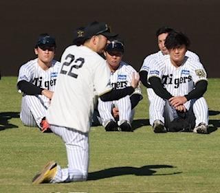 阪神・藤川球児監督が練習前に訓示 最終クール初日に片膝ついて7分間