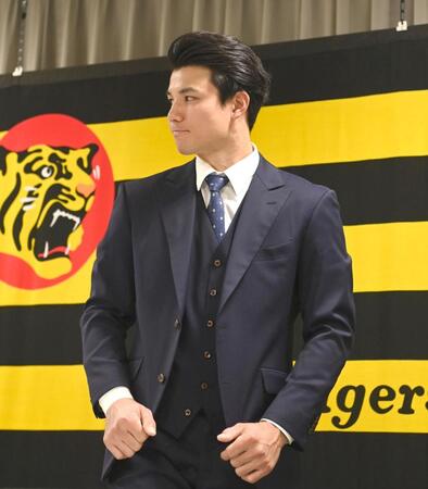 　会見を終え、席を立つ栄枝（撮影・飯室逸平）