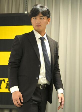 　会見を終え、席を立つ町田（撮影・飯室逸平）