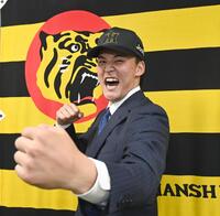 　入団会見を終え、タテジマでの活躍を誓う元山（撮影・飯室逸平）