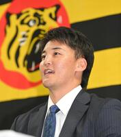 　入団会見でタテジマでの活躍を誓う元山（撮影・飯室逸平）