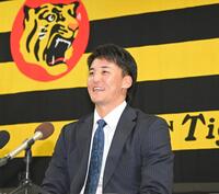 　笑顔で入団会見に臨む元山（撮影・飯室逸平）