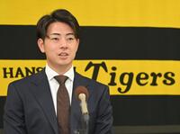 　契約更改を終え、会見する下村（撮影・飯室逸平）