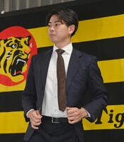 　会見を終え、席を立つ下村（撮影・飯室逸平）