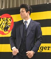 　会見を終え、席を立つ栄枝（撮影・飯室逸平）