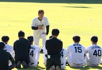 　練習前、ナインを前に訓示を述べる藤川監督（中央左）＝撮影・北村雅宏