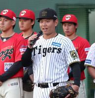 　野球教室で締めのあいさつをする嶋村（撮影・北村雅宏）