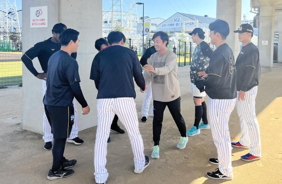 　ＳＧＬスタジアムを訪れた島本（中央）