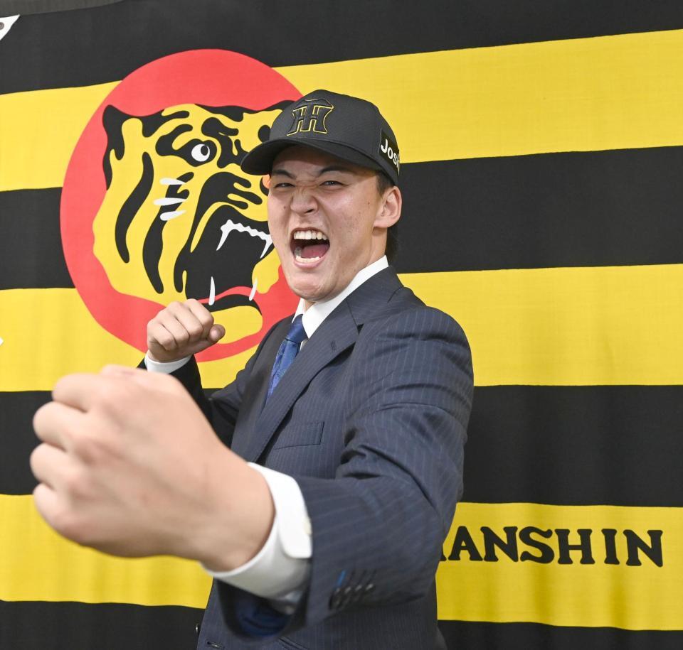 　入団会見を終え、タテジマでの活躍を誓う元山（撮影・飯室逸平）