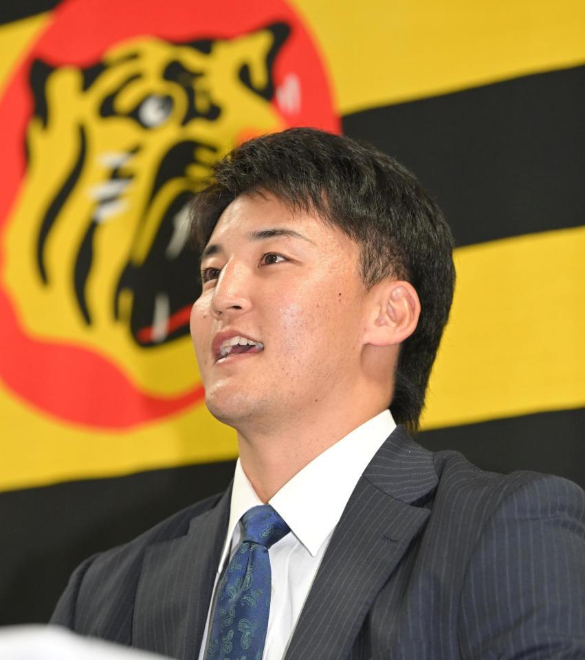　入団会見でタテジマでの活躍を誓う元山（撮影・飯室逸平）