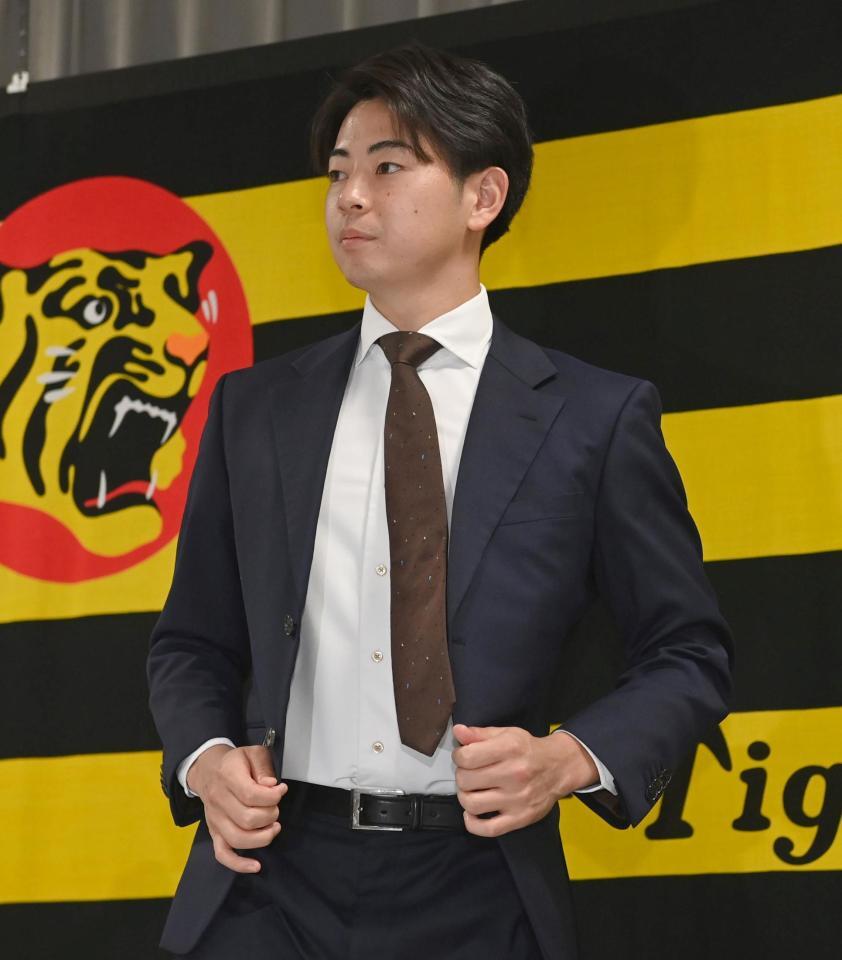 　会見を終え、席を立つ下村（撮影・飯室逸平）