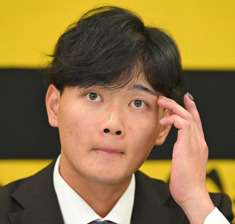 　契約更改を終え、会見する町田（撮影・飯室逸平）